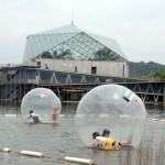 栃木県なかがわ水遊園　ウォーターバルーンに子ども喜ぶ